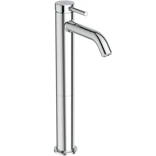 Hochwertige, chromfarbene, senkrechte Badarmatur mit einem ausladenden Auslauf und einem Griff zur Wasserregulierung.
